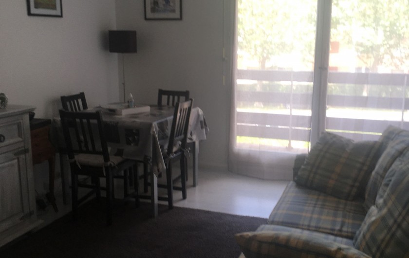 Location de vacances - Appartement à Cabourg - séjour avec table + canapé lit 2 places