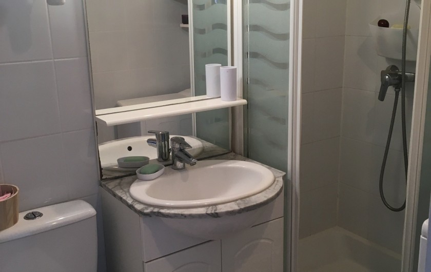 Location de vacances - Appartement à Cabourg - salle de bain avec douche + lavabo + wc et lave linge