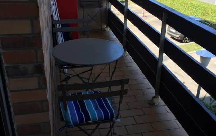 Location de vacances - Appartement à Cabourg - balcon filant avec table ronde et 4 chaises