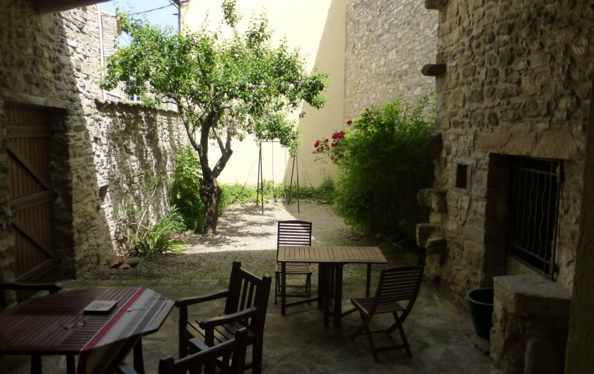 Location de vacances - Mas à Saint-Maurice-de-Cazevieille - Patio avec salon de jardin