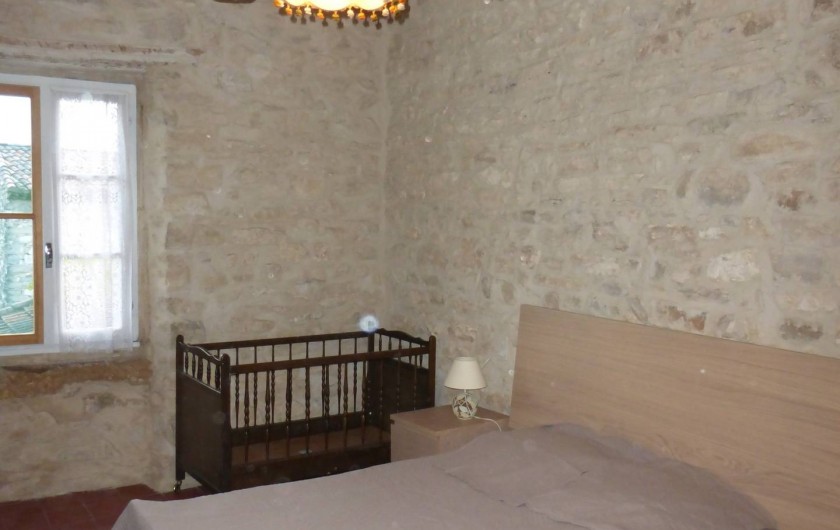 Location de vacances - Mas à Saint-Maurice-de-Cazevieille - Chambre 1 /  Lit 160x200 et lit bébé