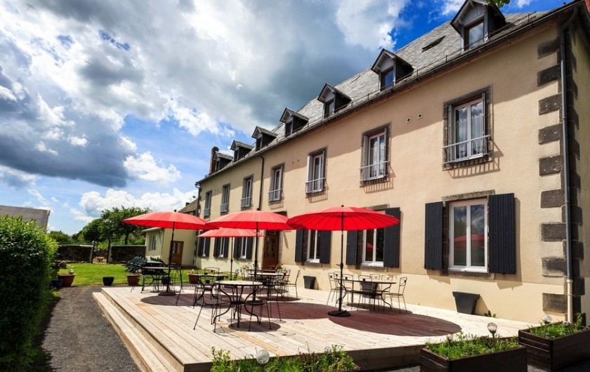 Location de vacances - Chambre d'hôtes à Tauves - Terrasse bois en été