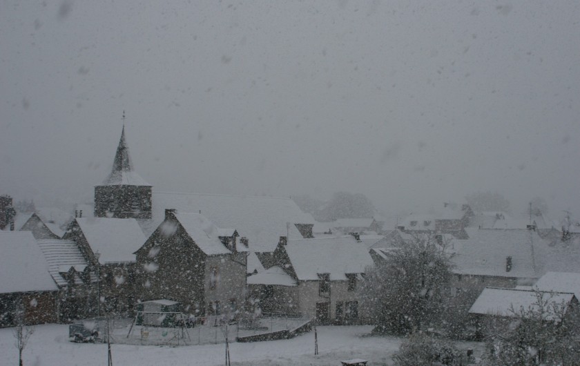 Location de vacances - Chambre d'hôtes à Tauves - Vue du Clos Auvergnat, le village de Tauves sous la neige