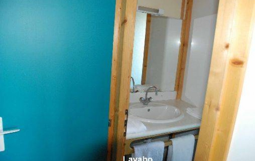 Location de vacances - Chalet à Blavignac - Le lavabo de la salle d'eau