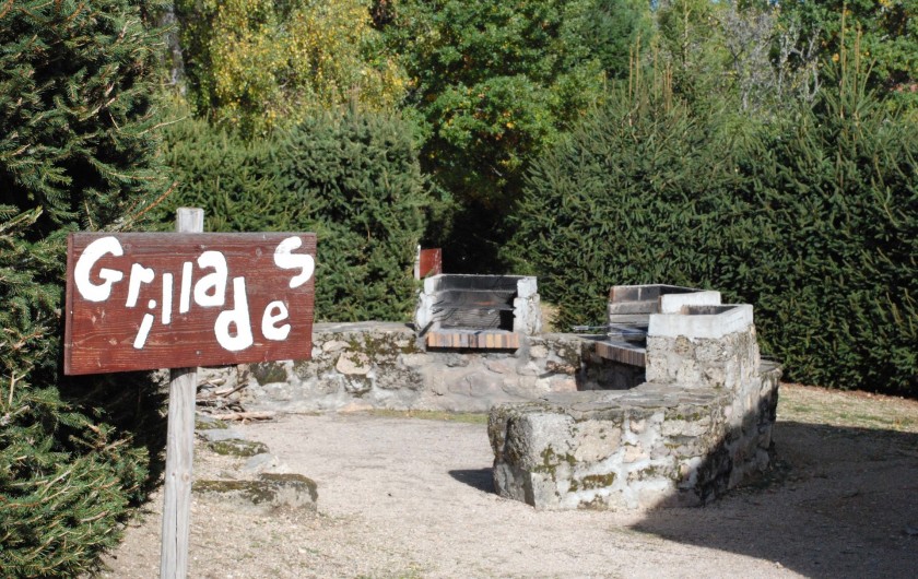 Location de vacances - Chalet à Blavignac - Une aire de barbecues à votre disposition