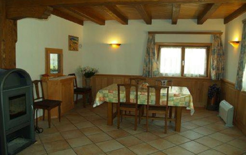 Location de vacances - Maison - Villa à Saint-Hippolyte - salle à manger avec poële à bois et passe plat vers cuisine