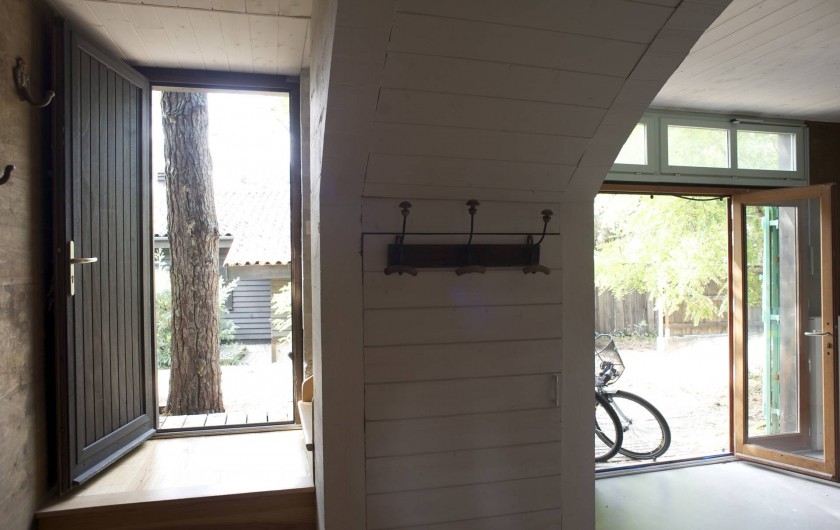 Location de vacances - Chalet à Le Cap Ferret - Vue intérieur de l'entré du bas .