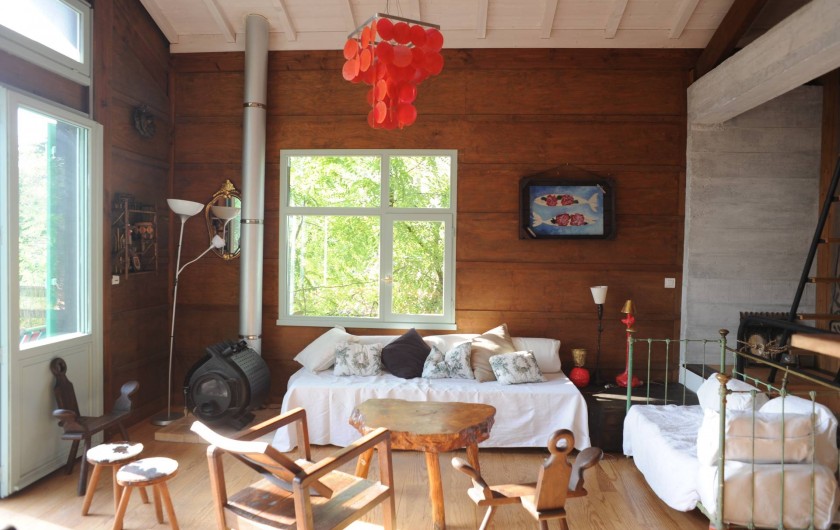 Location de vacances - Chalet à Le Cap Ferret - Vue du coin salon depuis la salle à manger .