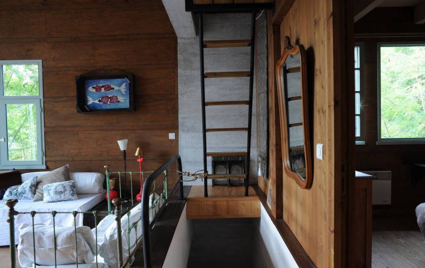 Location de vacances - Chalet à Le Cap Ferret - Echelle de meunier pour la mezzanine .