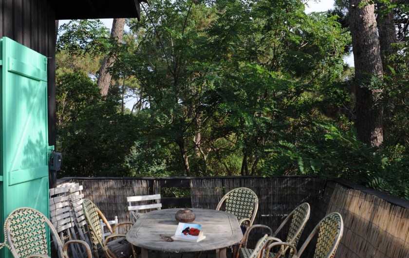 Location de vacances - Chalet à Le Cap Ferret - Salle à manger extérieur sur la terrasse .