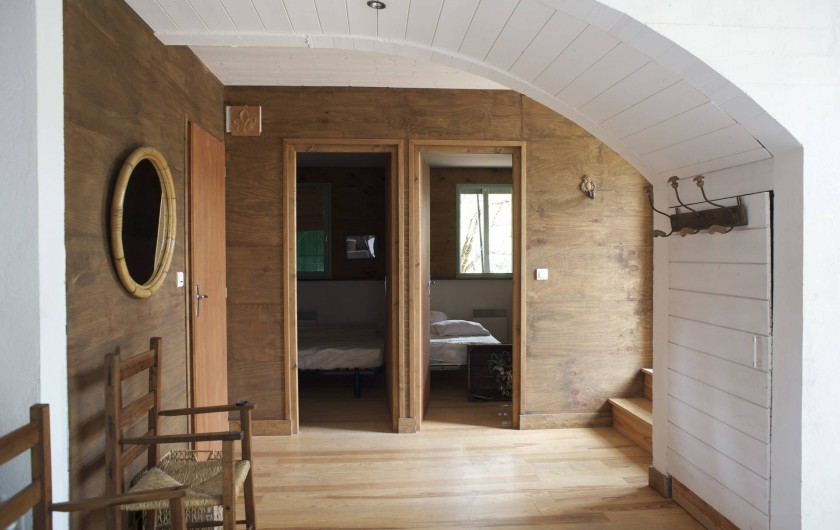 Location de vacances - Chalet à Le Cap Ferret - Entrée des deux chambres du bas .