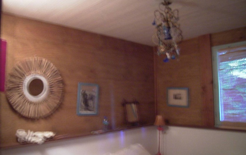 Location de vacances - Chalet à Le Cap Ferret - Une chambre du bas .