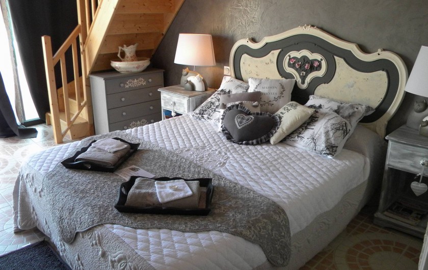 Location de vacances - Chambre d'hôtes à Castelnau-de-Montmiral - chambre tadelac  spacieuse 2 à 5 pers avec mezzanine  3 lits adultes