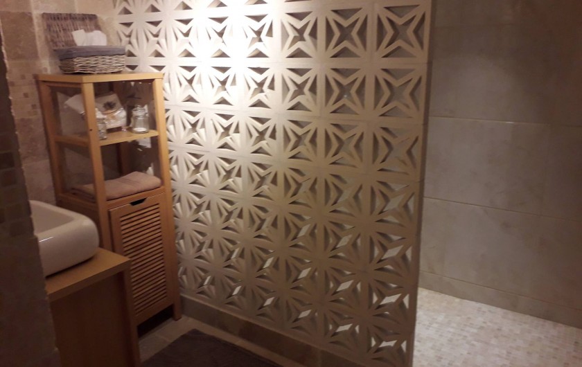 Location de vacances - Chambre d'hôtes à Castelnau-de-Montmiral - salle de douche à l'italienne  chambre travertine