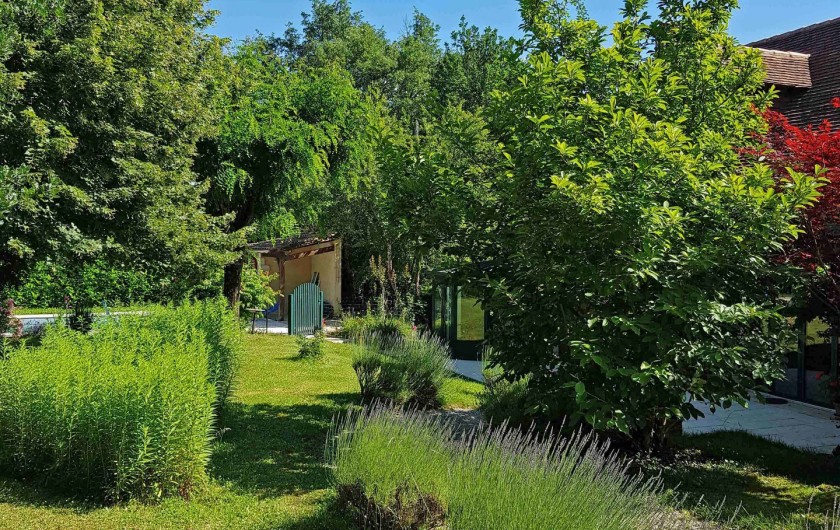 Location de vacances - Gîte à Issac - un jardin fleuri et arboré