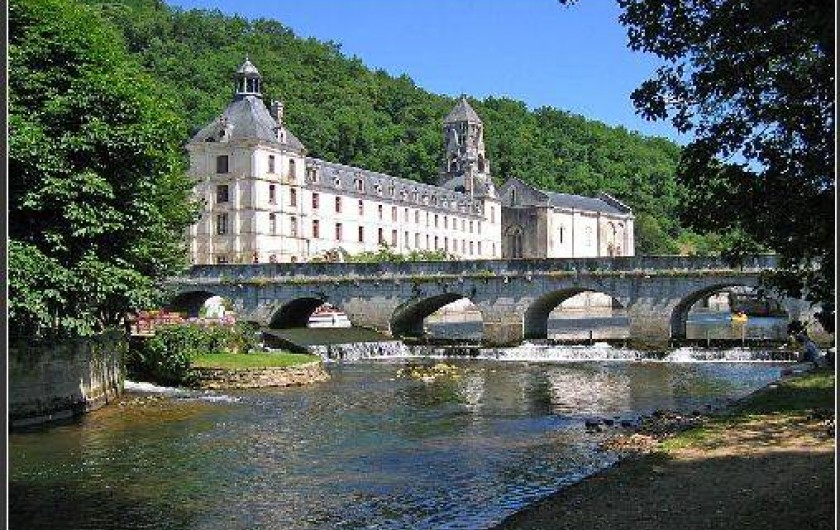 Location de vacances - Villa à Cantillac - Abbaye avec le pont coudé.