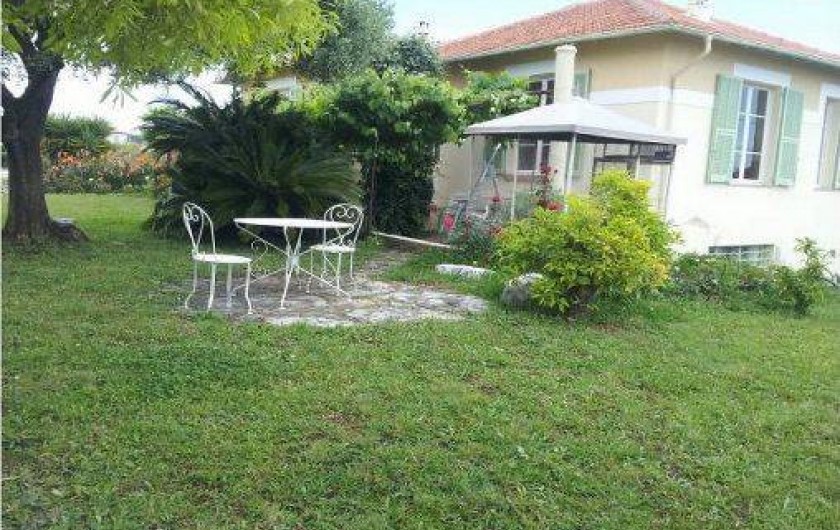 Location de vacances - Villa à Cagnes-sur-Mer - villa de plain-pied  jardin,  pelouse ,aire de jeux,parking sécurisé  calme