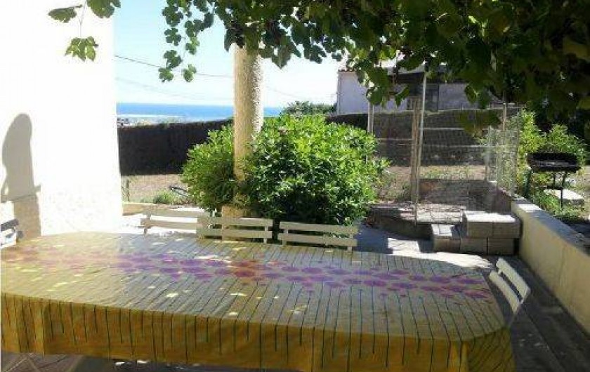 Location de vacances - Villa à Cagnes-sur-Mer - terrasse ombragée par tonnelle vignes  barbecue soirées paisibles inoubliables