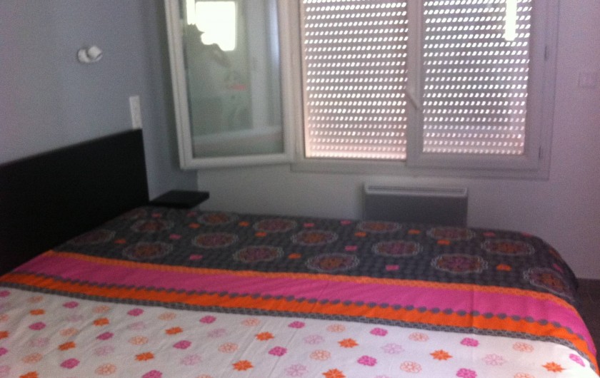 Location de vacances - Appartement à Tossa de Mar - LA CHAMBRE AVEC LIT DOUBLE ET PLACARD STORE ELECTRIQUE