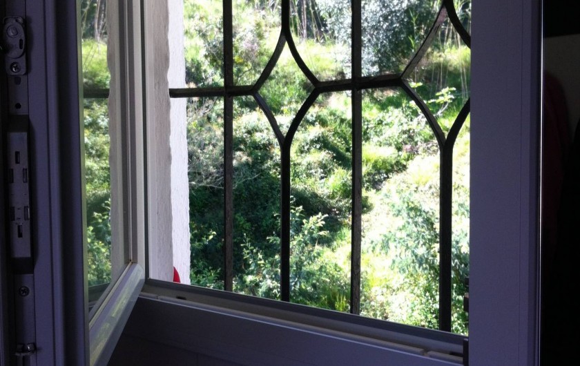 Location de vacances - Appartement à Tossa de Mar - FENÊTRE SALLE DE DOUCHE VUE MONTAGNE