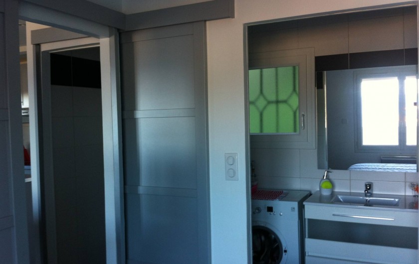 Location de vacances - Appartement à Tossa de Mar - DANS LA SALLE DE DOUCHE: LAVABO ET MACHINE A LAVER LE LINGE