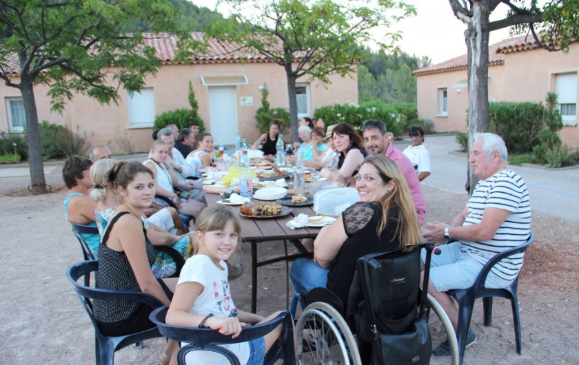 Repas en commun avec les vacanciers - Village vacances Lou Bastidou