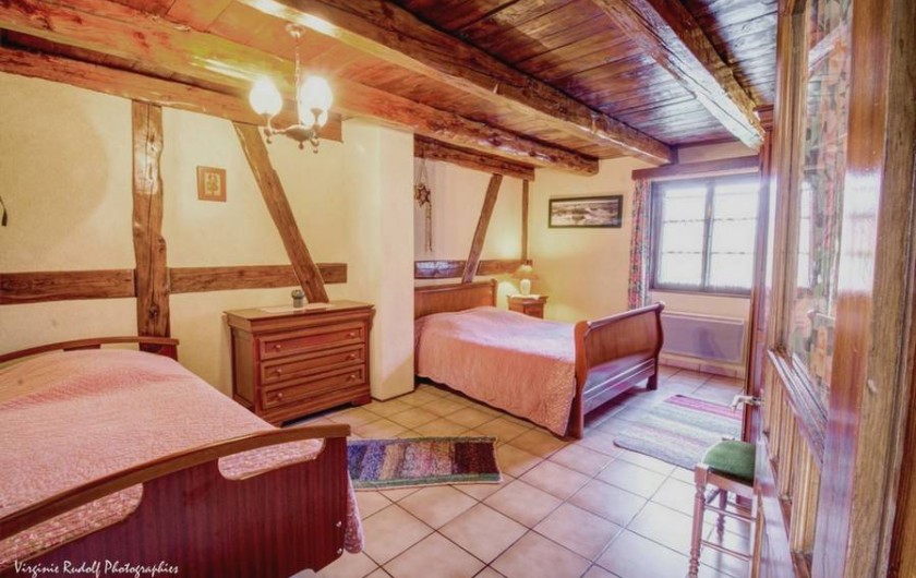 Location de vacances - Villa à Jebsheim - Une première grande chambre avec un lit double,et un lit simple médicalisé.