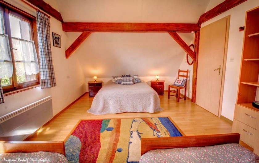 Location de vacances - Villa à Jebsheim - Une quatrième chambre spacieuse avec un lit double et deux lit simple..