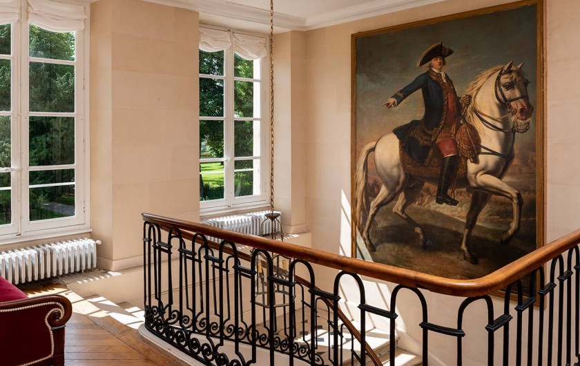 Location de vacances - Château - Manoir à Courtomer - Le Marquis de Courtomer veille sur l'escalier d'honneur