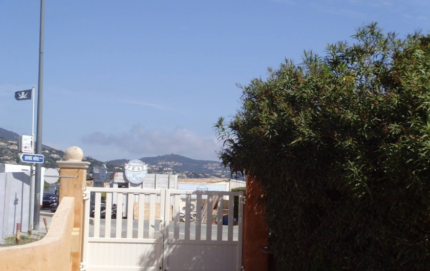 Location de vacances - Appartement à Sainte-Maxime - entée du jardin vue de l'intérieur