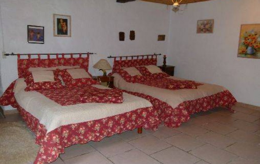 Location de vacances - Maison - Villa à Ornézan - chambre rose avec 2 lits double et un lit bébé