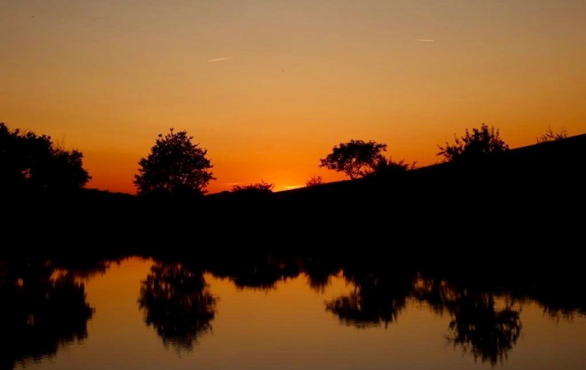 Location de vacances - Maison - Villa à Marzens - soleil couchant sur le lac de Ségur