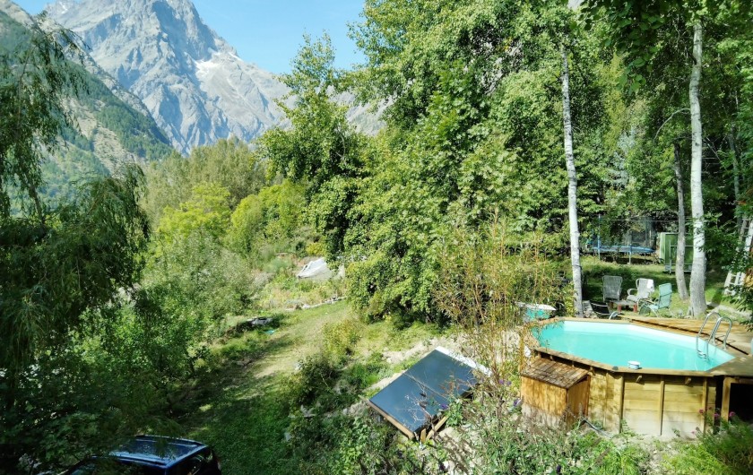 Location de vacances - Chalet à Pelvoux - piscine avec ses deux panneaux solaires