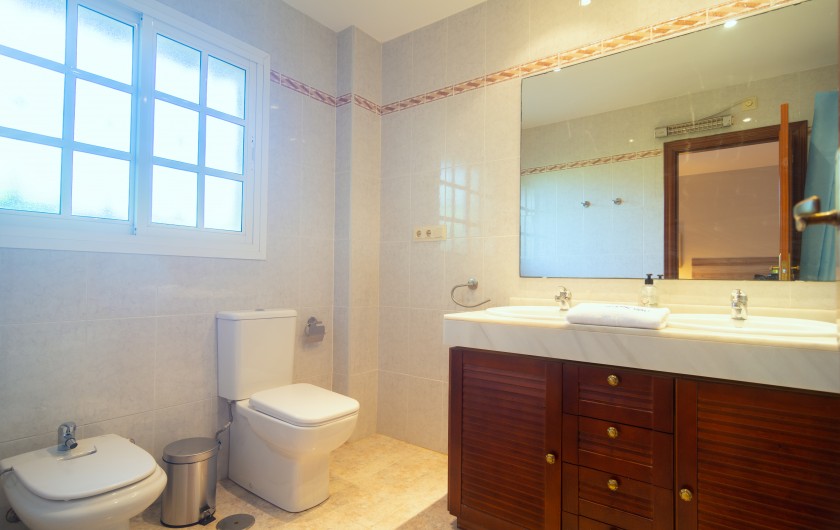 Salle de bains attenante entièrement équipée : double lavabo, bidet