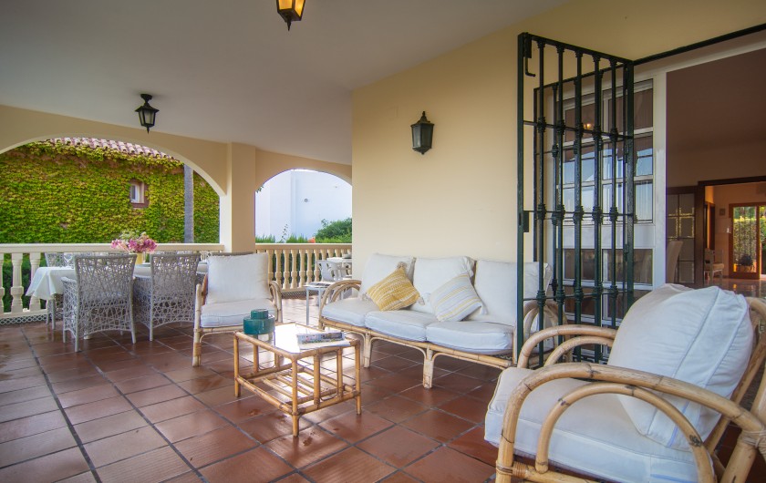 Location de vacances - Chalet à Marbella - La terrasse supérieure avec de belles vues et des meubles d'extérieur