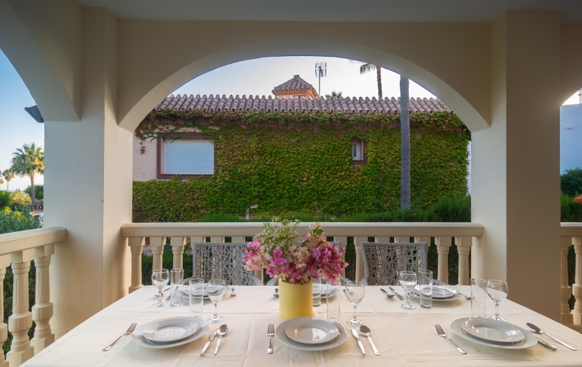Location de vacances - Chalet à Marbella - La terrasse supérieure avec de belles vues et des meubles d'extérieur