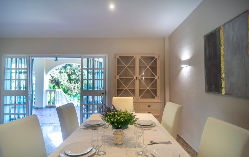 Location de vacances - Chalet à Marbella - Table à manger pouvant accueillir confortablement six personnes