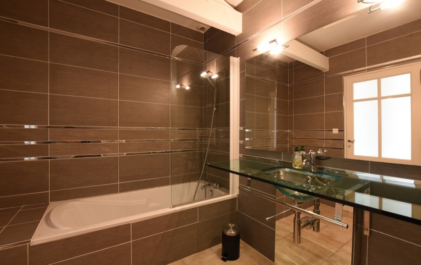 Suite 5- 2 Lits simples, dressing, salle de bain (baignoire) et WC