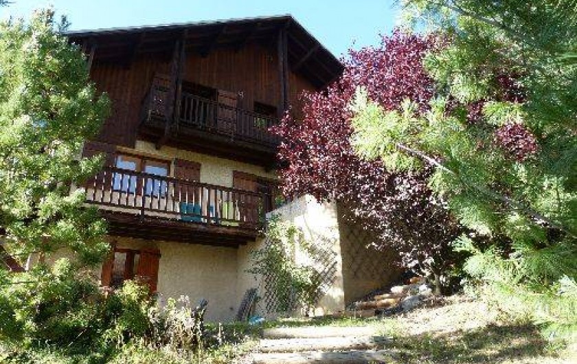 Location de vacances - Chalet à Briançon - arrivée sur le chalet par le jardin