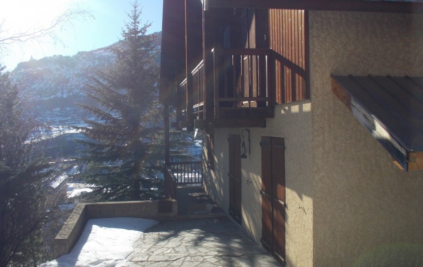 Location de vacances - Chalet à Briançon - terrasse enneigée