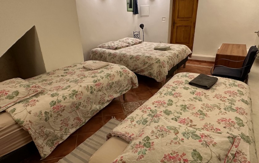 Location de vacances - Gîte à Saint-Mathieu-de-Tréviers - Chambre passante avec 4 couchages au sous-sol aménagé.