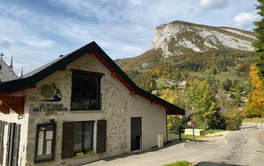 Location de vacances - Gîte à Saint-Pierre-d'Entremont - Le Moulin des Chartreux aux couleurs d'automne