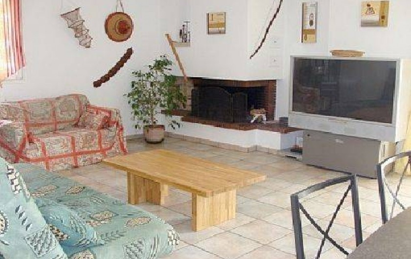 Location de vacances - Villa à La Seyne-sur-Mer - Salon avec canapé convertible, grande TV et cheminée
