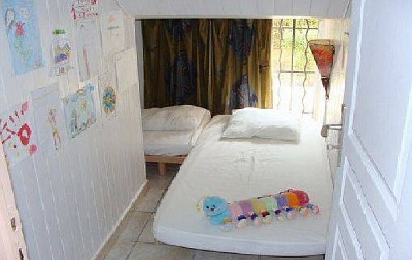 Location de vacances - Villa à La Seyne-sur-Mer - Chambrette sous pente pour jeunes enfants : 2 lits simples