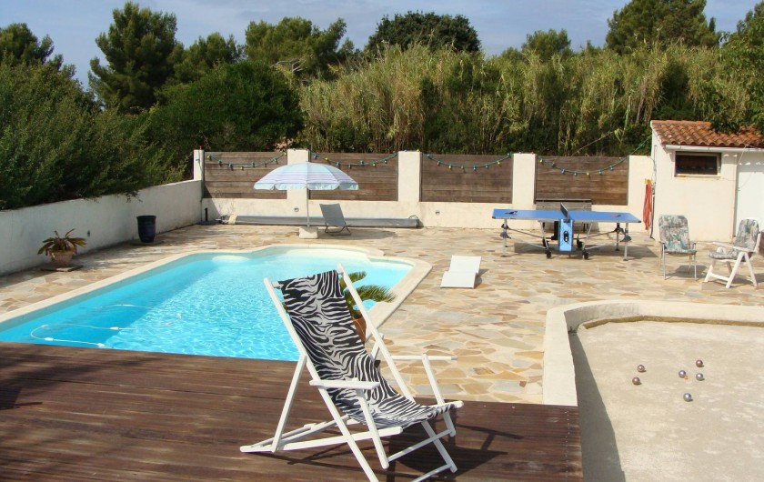 Location de vacances - Villa à La Seyne-sur-Mer - Terrasse et terrain de boules piscine 9x4 m - fond en pente 80-180cm