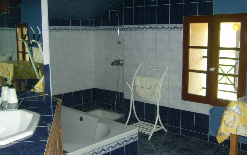 Location de vacances - Chambre d'hôtes à Divajeu - salle de bains "les canaris "