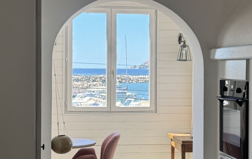 Location de vacances - Villa à Marseille - cuisine et salle à manger à l'étage