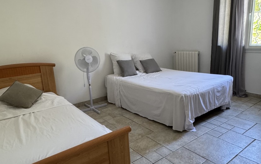 Location de vacances - Villa à Marseille - chambre double /triple à l'étage