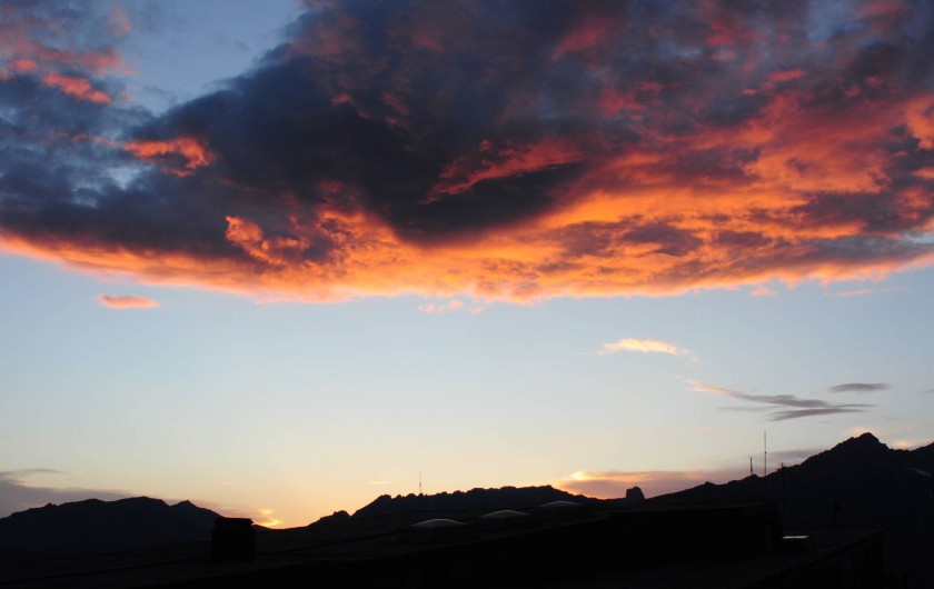 Location de vacances - Studio à Les Arcs - Couché de soleil sur la chaîne du Beaufortin vu de l'appartement