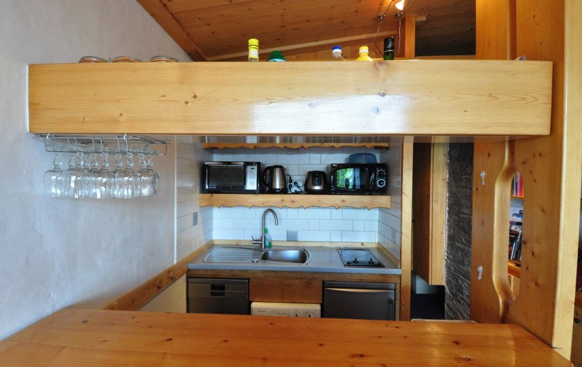 Location de vacances - Studio à Les Arcs - Cuisine; Plaque vitro-céramique, four, micro-ondes, laves vaisselle et linge